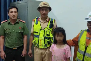 Bé gái 10 tuổi đi lạc trên cao tốc Hàm Nghi - Vũng Áng được lực lượng chức năng hỗ trợ đưa tới trụ sở công an để trở về với gia đình