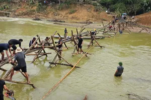 Cầu Trung Thắng bị lũ cuốn trôi, hàng trăm người tất bật dựng cầu tạm bằng tre nứa