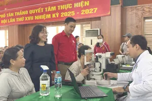 Khám mắt và phát quà cho người dân có hoàn cảnh khó khăn