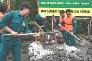 Cuộc sống đảo lộn vì mưa lớn và triều cường