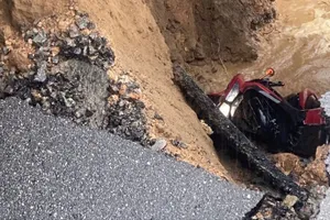 Người và xe rơi xuống hố khi đường dẫn lên cầu bất ngờ bị xói lở 