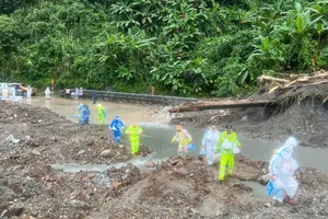 Cuộc sống của tài xế bị cô lập trên đèo Lò Xo: Hứng nước mưa để sinh hoạt 