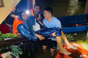 Kịp thời ứng cứu 2 người dân bị lũ cuốn trôi ở Huế