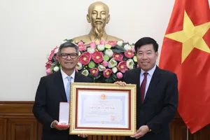 Thứ trưởng Bộ Ngoại giao Nguyễn Mạnh Cường thay mặt Chủ tịch nước trao Huân chương Hữu nghị đến ngài Denny Abdi, Đại sứ Đặc mệnh Toàn quyền Indonesia tại Việt Nam