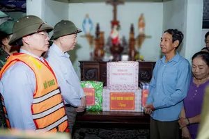 Tổng Bí thư Tô Lâm ân cần thăm hỏi, động viên bà con vùng lũ ở Huế