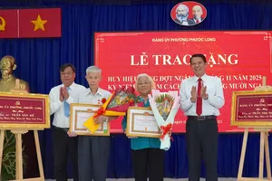 38 đảng viên Đảng bộ phường Phước Long nhận Huy hiệu Đảng