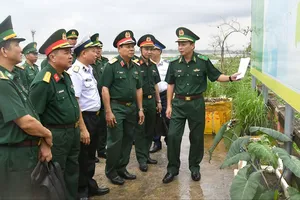 Đoàn công tác kiểm tra thực tế tại Trạm Kiểm soát Biên phòng Kênh Dài. Ảnh: PHƯƠNG VŨ