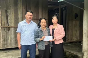 Lãnh đạo UBND xã Vũ Quang trao 10 triệu đồng của bạn đọc Báo SGGP tới chị Nguyễn Thị Giang (vợ anh Phan Văn Mỹ)