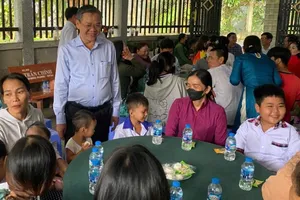 Chủ tịch UBND TP Cần Thơ Trương Cảnh Tuyên thăm hỏi và động viên các gia đình tại Ngày hội