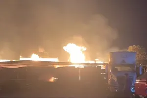 Cháy kho gỗ lúc rạng sáng 