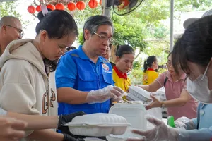 Khánh Hòa: Bếp ăn dã chiến làm ấm lòng người dân vùng lũ