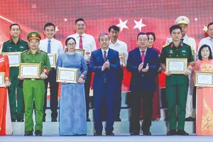 Lãnh đạo Ban Tuyên giáo và Dân vận Trung ương trao chứng nhận và biểu trưng cho các điển hình học tập và làm theo tư tưởng, đạo đức, phong cách Hồ Chí Minh