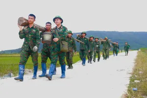  Thần tốc dựng lại nhà người dân vùng lũ