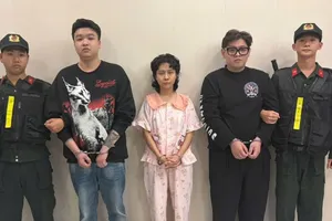 TPHCM: Triệt phá đường dây buôn bán trái phép khí cười