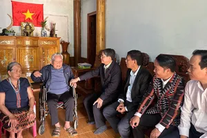 Phó Chủ tịch Quốc hội Nguyễn Đức Hải thăm gia đình nạn nhân vụ sạt lở ở xã Hùng Sơn