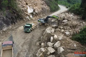 Đèo Khánh Lê vẫn ngổn ngang sau hơn 1 tháng sạt lở