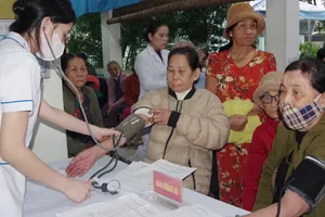 Chữa bệnh miễn phí cho hàng trăm người dân vùng lũ