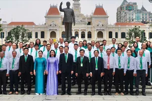 Đoàn đại biểu dự Đại hội đại biểu Hội Nông dân TPHCM dâng hoa tưởng nhớ Chủ tịch Hồ Chí Minh