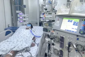 Thiếu niên phải lọc máu liên tục vì sốt xuất huyết
