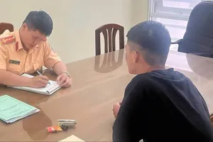 Khánh Hòa: Phạt người vừa chạy xe mô tô biển xanh vừa dùng điện thoại