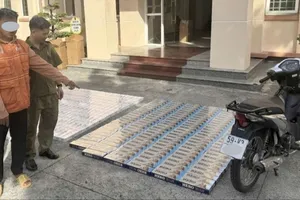 Phường Bình Hòa (TPHCM): Bắt đối tượng vận chuyển gần 300 cây thuốc lá nghi nhập lậu