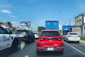  Chiều tối 4-1, nhiều tuyến đường cửa ngõ miền Tây bị ùn ứ