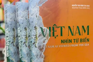Nhìn Việt Nam từ biển qua ấn phẩm song ngữ