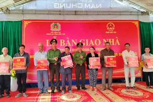 Công an Đắk Lắk bàn giao 176 căn nhà cho người dân vùng lũ
