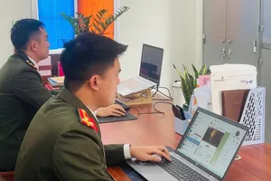 Cán bộ Phòng An ninh mạng và phòng, chống tội phạm sử dụng công nghệ cao (Công an tỉnh Hà Tĩnh) quyết liệt đấu tranh với các loại tội phạm trên không gian mạng. Ảnh: Công an Hà Tĩnh