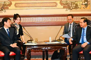 Chủ tịch UBND TPHCM Nguyễn Văn Được tiếp quyền Thị trưởng TP Daegu Kim Jung-ki. Ảnh: VIỆT DŨNG 