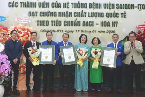 Đại diện các bệnh viện nhận giấy chứng nhận chất lượng quốc tế theo tiêu chuẩn AACI (Hoa Kỳ)