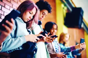 Tranh cãi quanh lệnh cấm trẻ dùng mạng xã hội