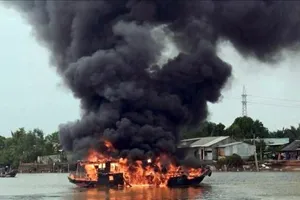Ghe bốc cháy dữ dội trên sông Cần Giuộc nghi do nổ bình ga