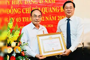 Lãnh đạo TPHCM trao Huy hiệu Đảng đến Thượng tướng Bùi Quang Bền