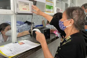 Người dân đăng ký khám chữa bệnh tại Bệnh viện Thống Nhất