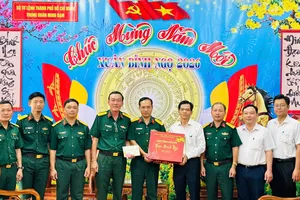 Lãnh đạo TPHCM đi thăm, chúc Tết các đơn vị, gia đình tiêu biểu