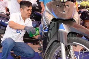 Kiểm tra, thay nhớt xe miễn phí cho công nhân tại chương trình