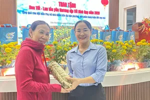 Bà Nguyễn Thị Anh Thi, Phó Chủ tịch UBND phường Tân Thới Hiệp trao quà tết