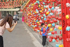 Độc đáo con đường được trang trí bằng hàng ngàn heo đất