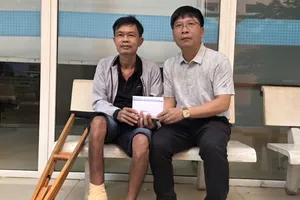 Trao 25 triệu đồng giúp bệnh nhân Lê Văn Toán
