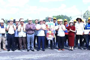 Chủ tịch UBND tỉnh Đồng Nai chúc tết công nhân thi công đường cao tốc Biên Hòa - Vũng Tàu