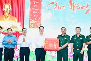 Lãnh đạo TPHCM thăm, động viên lực lượng trực đêm giao thừa