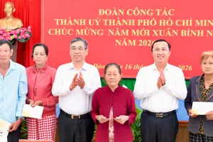 TPHCM trao hơn 3 triệu phần quà tết đến tay người dân