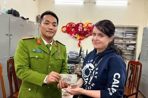 Hà Nội: Buộc tài xế xe ôm trả lại du khách nước ngoài 1 triệu đồng