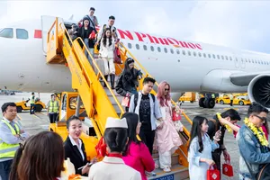 Du khách xuống sân bay Đà Nẵng trên đường bay mới