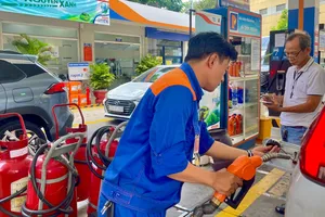 Khách đổ xăng E10 tại cây xăng Petrolimex trên đường Phạm Hồng Thái, phường Bến Thành, TPHCM 