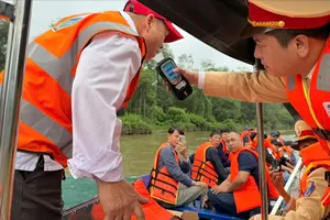 Kiểm tra nồng độ cồn của các lái đò trên suối Yến