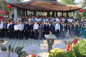 Bộ trưởng Bộ Y tế Đào Hồng Lan cùng đoàn công tác dâng hương tại khu mộ Đại danh y Hải Thượng Lãn Ông Lê Hữu Trác