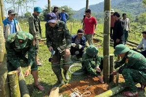 Bộ đội Biên phòng khẩn cấp dựng nhà tạm giúp người dân sau hỏa hoạn