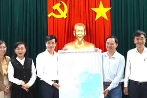 Báo Sài Gòn Giải phóng trao tặng bản đồ đến tỉnh Đồng Nai
